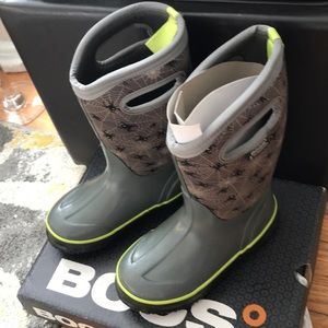 Youth/kids Size 2 Bogs Boots
